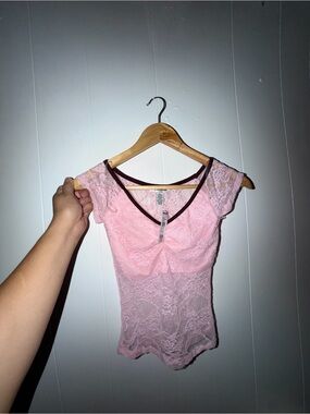RSQ Pink Lace Cap-Sleeve Top with Dark Contrast Trim XS